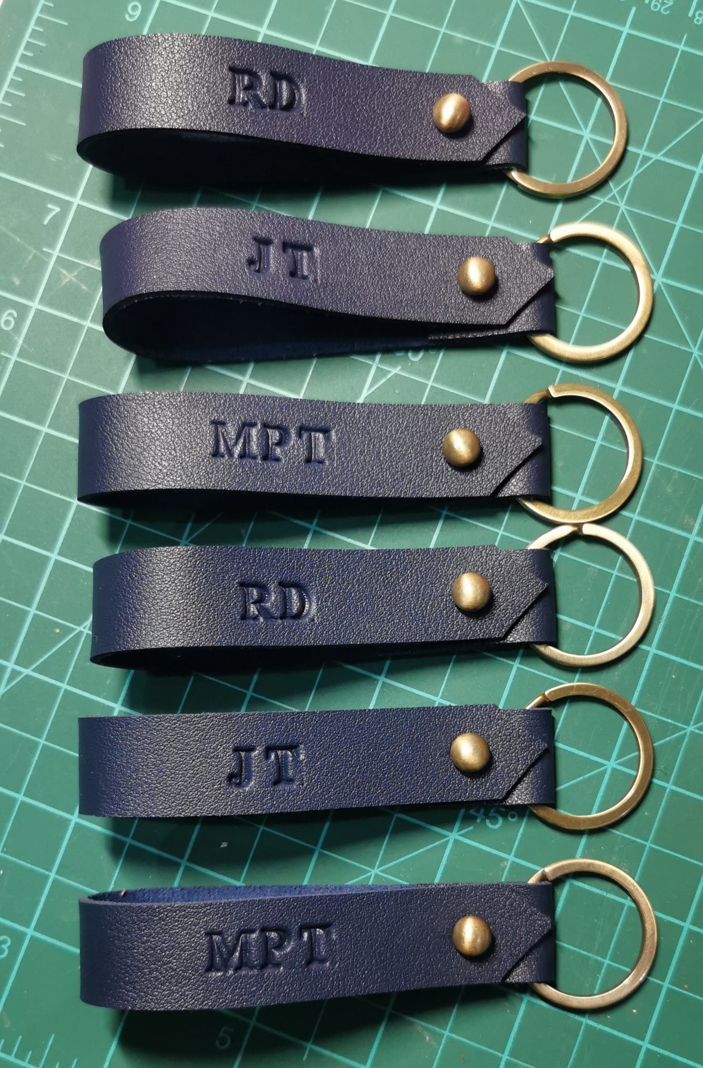 MIXMI BRASS STUD KEYCHAIN (NAVY BLUE)