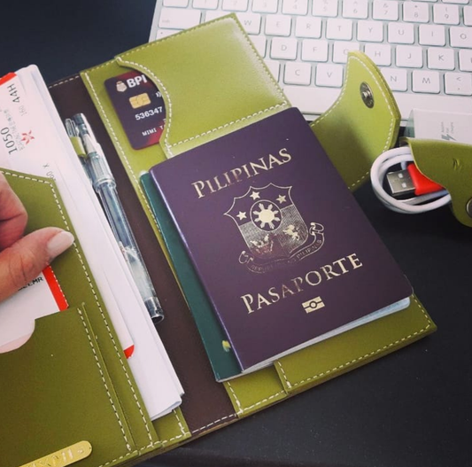 MIXMI TOBY PASSPORT WALLET (AVOCADO GREEN)